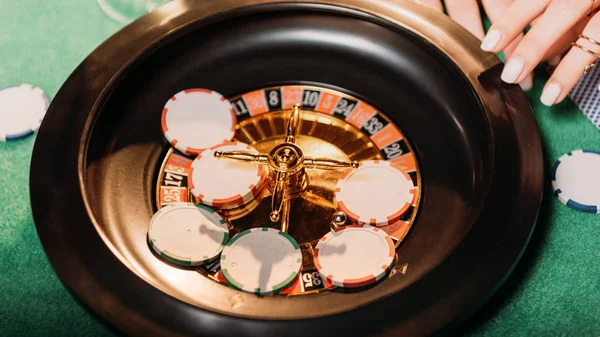 Abgeschnittenes Bild von Mädchen, die Roulette im Casino spielen — Stockfoto