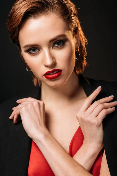 Portrait de jolie fille avec maquillage regardant caméra isolée sur noir — Photo de stock