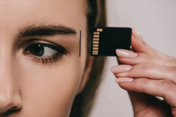 Abgeschnittene Ansicht einer Frau, die Mikrochip in den Kopf einsetzt — Stockfoto