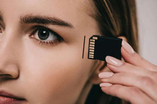Visão recortada da mulher implantando microchip na cabeça — Fotografia de Stock