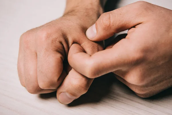 Vista recortada del hombre mostrando cicatriz después de microchip - foto de stock