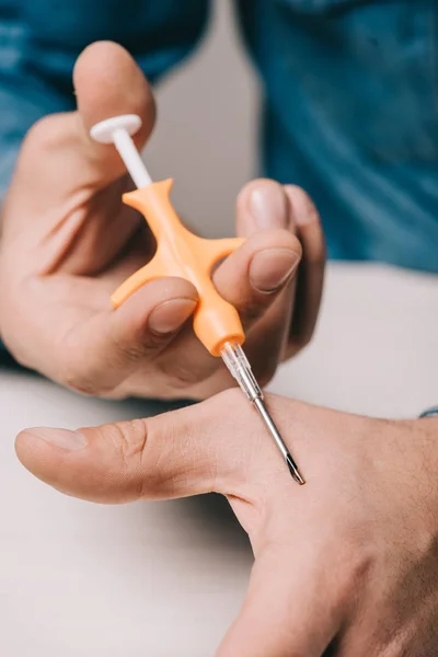 Cropped view of man making injection to himself with syringe — Stock Photo