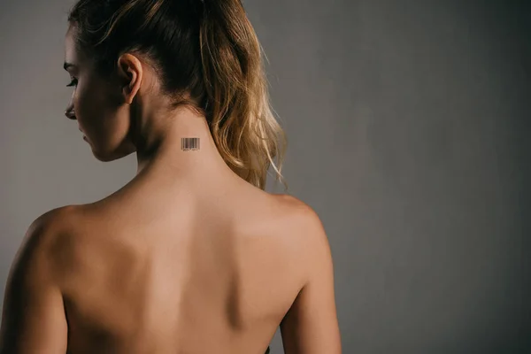 Vista posteriore della donna con collo codificato su sfondo grigio — Foto stock