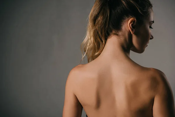 Vista posteriore della donna con coda di cavallo su sfondo grigio — Foto stock