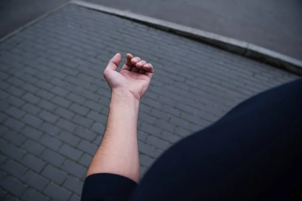 Vista recortada de la mano masculina con ladrillos en el fondo - foto de stock