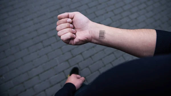 Ausgeschnittene Ansicht von Barcode auf Männerhand mit Ziegelsteinen im Hintergrund — Stockfoto