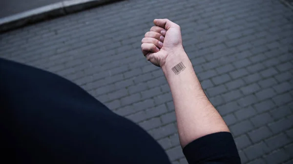 Обрезанный вид штрих-кода на мужской руке на улице — стоковое фото