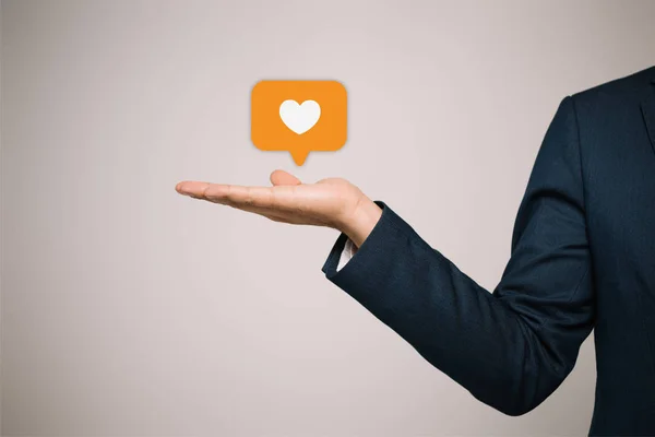 Teilansicht eines Geschäftsmannes, der Multimedia wie eine Ikone in Grau präsentiert — Stockfoto