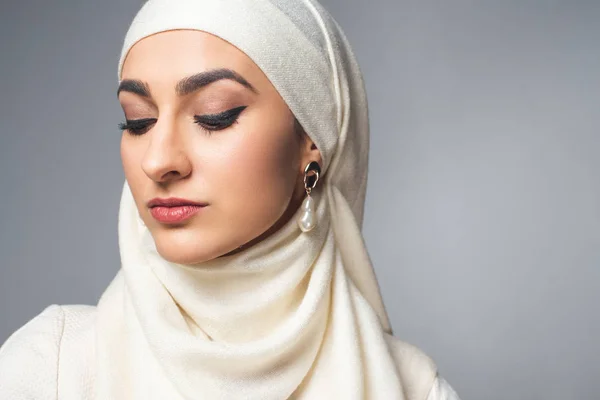 Nahaufnahme Porträt einer schönen jungen muslimischen Frau, die isoliert auf grau herabblickt — Stockfoto