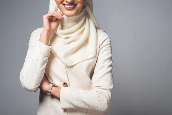 Plan recadré de jeune femme musulmane souriante debout isolé sur gris — Photo de stock