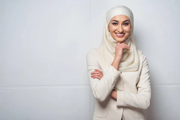 Retrato de hermosa joven musulmana sonriendo a la cámara - foto de stock