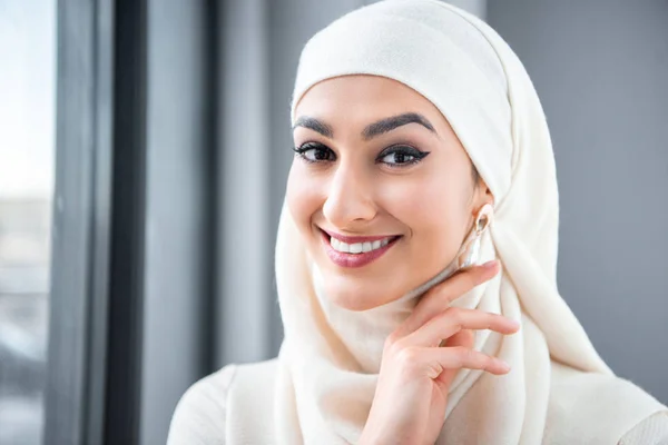 Portrait of beautiful happy young muslim woman smiling at camera — Stock Photo