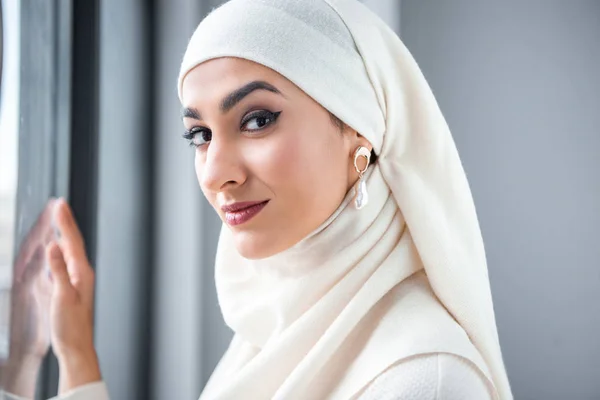 Portrait de belle jeune femme musulmane souriant à la caméra — Photo de stock