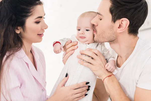 Porträt junger Eltern mit kleinem Sohn zu Hause — Stockfoto