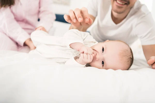 Colpo ritagliato di bambino carino e genitori a casa — Foto stock