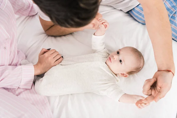 Colpo ritagliato di bambino carino e genitori a casa — Foto stock