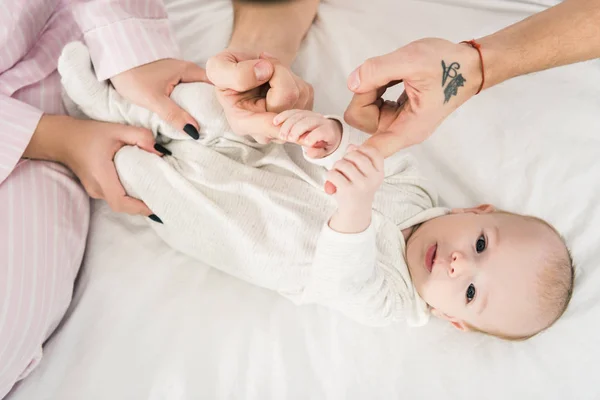 Plan recadré de bébé mignon et les parents à la maison — Photo de stock