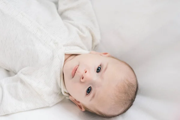 Vue aérienne de bébé adorable regardant la caméra — Photo de stock
