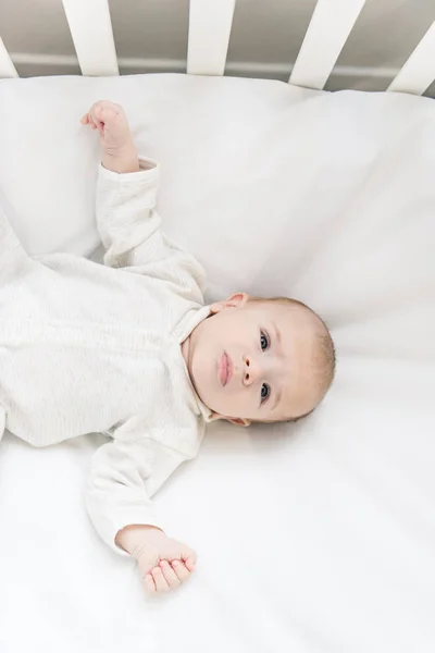 Vista aerea di adorabile bambino in culla — Foto stock