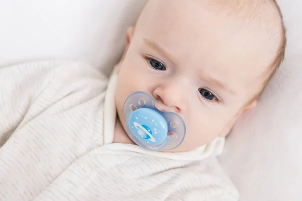 Retrato de bebê pequeno com chupeta — Fotografia de Stock
