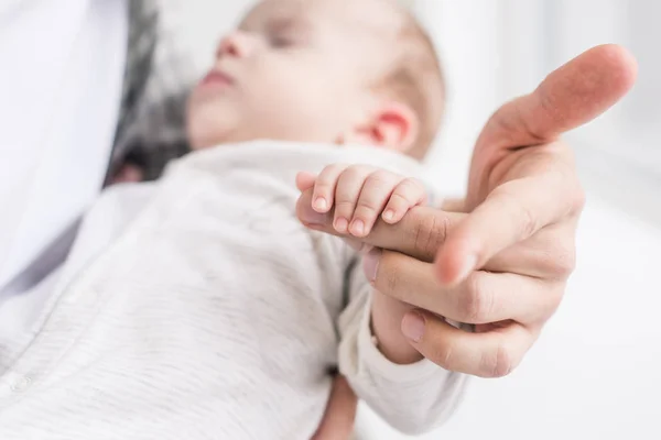 Colpo ritagliato di padre con bambino piccolo in mani — Foto stock