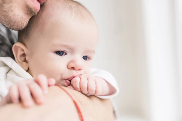 Vista parcial del padre sosteniendo a su pequeño hijo en las manos — Stock Photo