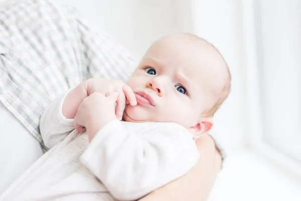 Vue partielle du père tenant le petit fils entre les mains — Photo de stock