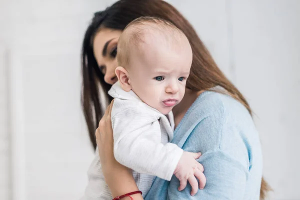 Seitenansicht der Mutter, die Baby in den Händen hält — Stockfoto