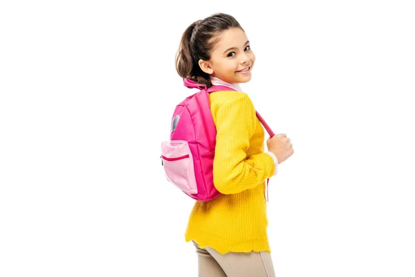 Adorable niño sosteniendo mochila rosa y sonriendo a la cámara aislada en blanco - foto de stock