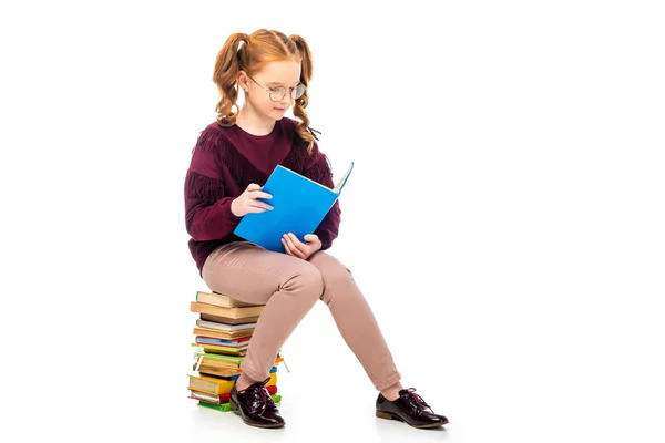 Adorabile studentessa in occhiali lettura libro isolato su bianco — Foto stock