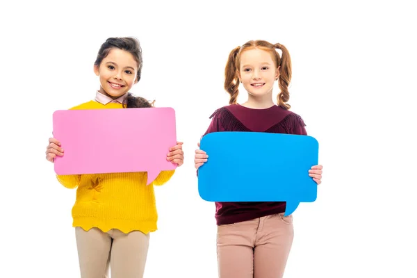 Lächelnde Schulmädchen, die bunte Sprechblasen halten und isoliert auf weiß in die Kamera schauen — Stockfoto