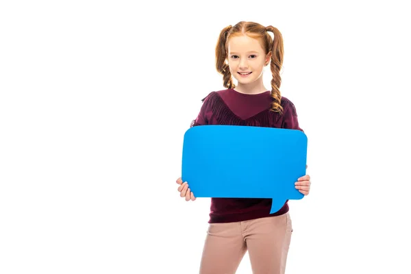 Colegiala sonriente sosteniendo burbuja de habla azul y mirando a la cámara aislada en blanco - foto de stock