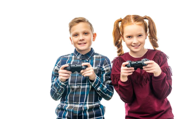 Bambini sorridenti in possesso di gamepad e guardando la fotocamera isolata su bianco — Foto stock