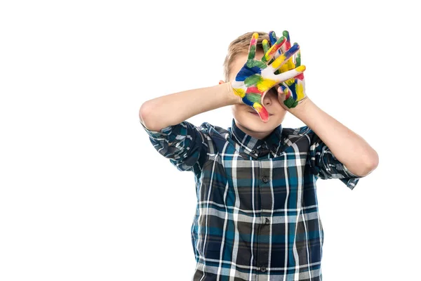 Хлопчик покриває обличчя руками, пофарбованими в барвисті фарби ізольовані на білому — стокове фото