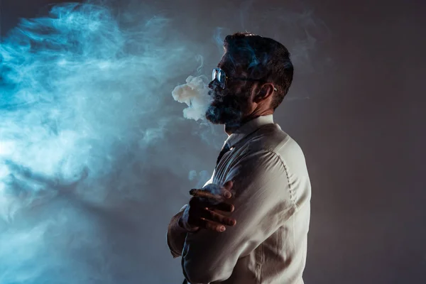 Гарний бородатий чоловік палить сигару — стокове фото