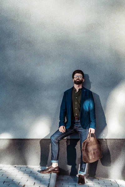 Guapo barbudo hombre en gafas celebración bolsa — Stock Photo