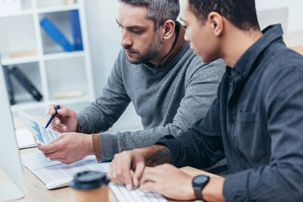 Hommes d'affaires professionnels ciblés discutant du projet sur le lieu de travail — Photo de stock