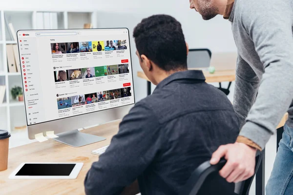 Abgeschnittene Aufnahme von Geschäftskollegen mit Desktop-Computer mit Youtube-Website auf dem Bildschirm im Büro — Stockfoto