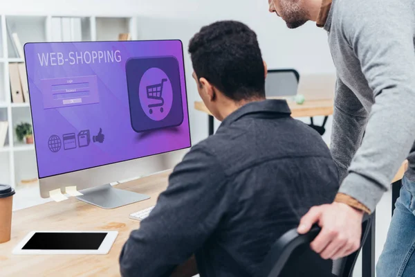 Foto ritagliata di colleghi di lavoro che utilizzano il computer desktop con shopping web sullo schermo in ufficio — Foto stock