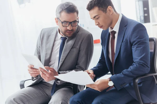 Uomini d'affari concentrati professionali che lavorano con documenti e tablet digitali in ufficio — Foto stock