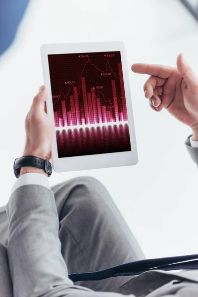 Vue partielle de l'homme d'affaires en utilisant une tablette numérique avec des graphiques d'affaires à l'écran — Photo de stock