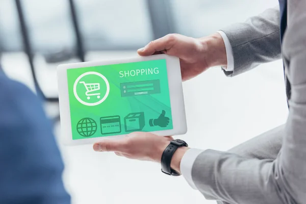 Vista parziale dell'uomo d'affari con tablet digitale con applicazione shopping — Foto stock