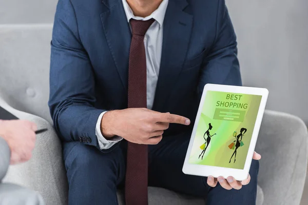 Обрезанный снимок бизнесмена в формальной одежде указывая пальцем на цифровой планшет с лучшим приложением для покупок — стоковое фото
