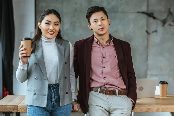 Professionnels jeunes gens d'affaires kazakh regardant la caméra dans le bureau — Photo de stock