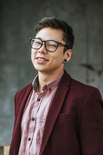 Retrato de bonito jovem kazakh homem em óculos sorrindo para a câmera — Fotografia de Stock