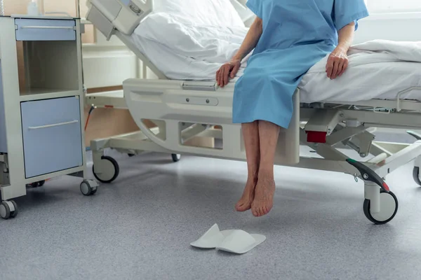 Teilansicht von Seniorin auf Krankenhausstation — Stockfoto