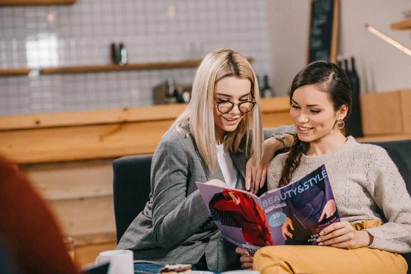 Mujeres atractivas leyendo revista de belleza - foto de stock