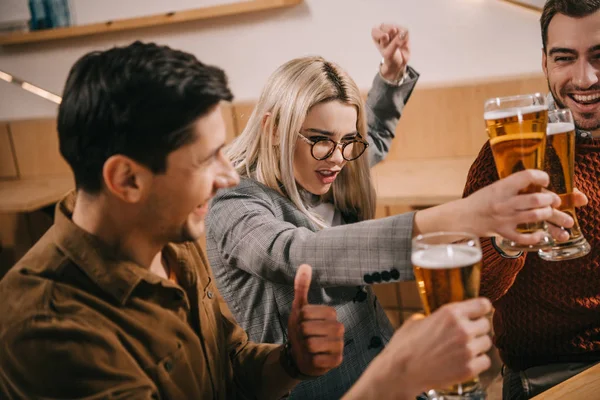 Amis gais griller avec des verres de bière — Photo de stock