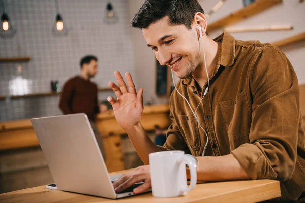 Foco seletivo de homem alegre ter vídeo chat no café — Fotografia de Stock