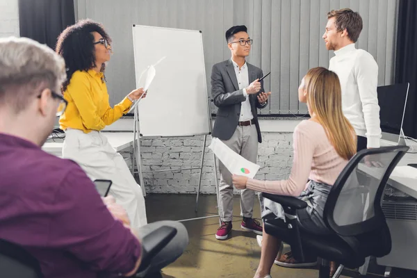 Professionelle junge multiethnische Geschäftsleute diskutieren während eines Treffens im Amt — Stockfoto